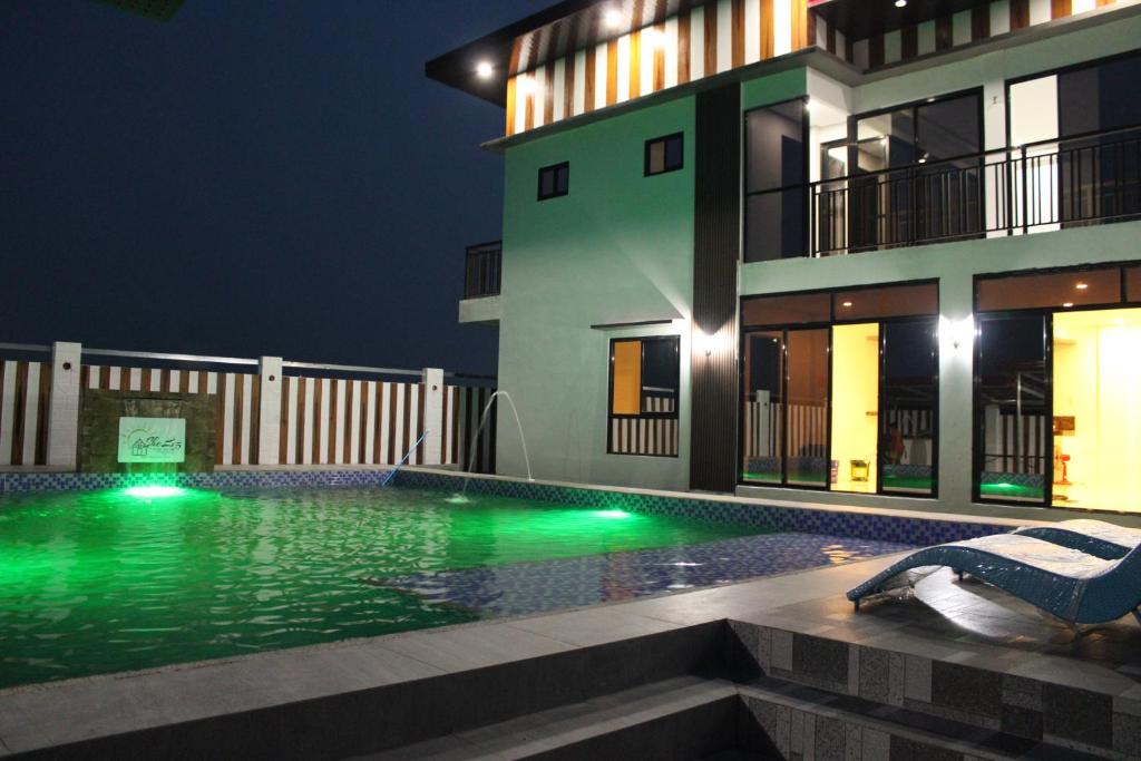 ein Swimmingpool vor einem Haus bei Nacht in der Unterkunft SheLiz Private Resort in Baliuag
