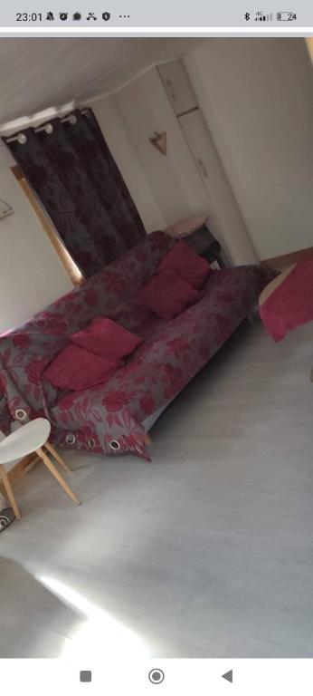 - un lit dans le grenier d'une chambre dans l'établissement Mobilhome vintage dans camping a la ferme, à Ponteilla