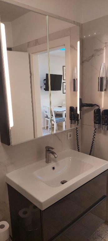 Modern Studios near City Center - Resim 25