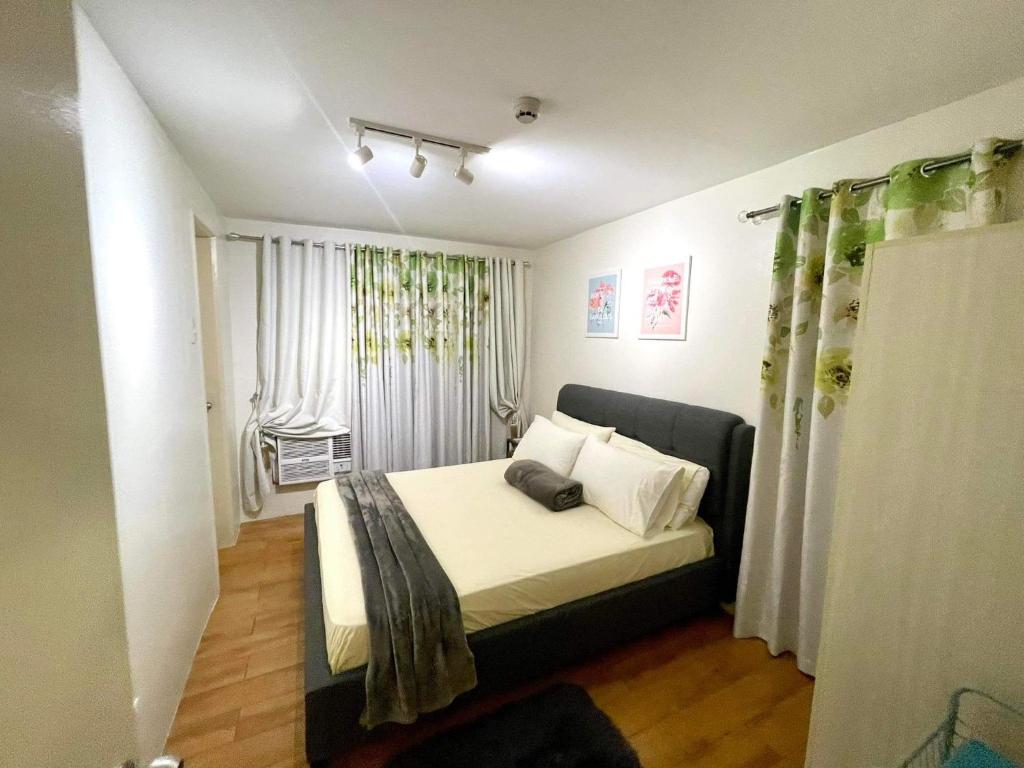 Postel nebo postele na pokoji v ubytování Noelz Staycation