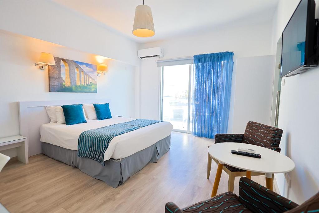 Postel nebo postele na pokoji v ubytování Mikes Kanarium City Hotel