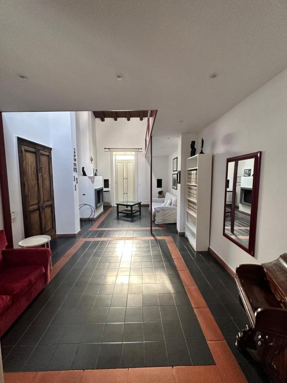 una sala de estar con sofá rojo y una habitación en Dionigi suite, en Siracusa