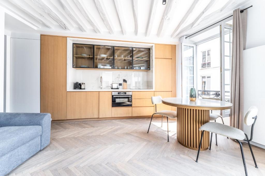 un salon avec un canapé et une table dans l'établissement Le Chic Marais Parisien, à Paris