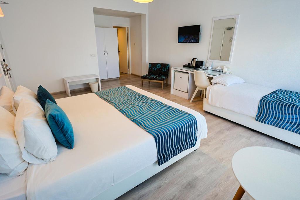 Postel nebo postele na pokoji v ubytování Mikes Kanarium City Hotel