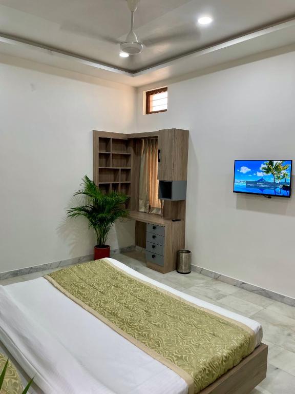 TV a/nebo společenská místnost v ubytování Karni Nivvas - Luxury Redefined