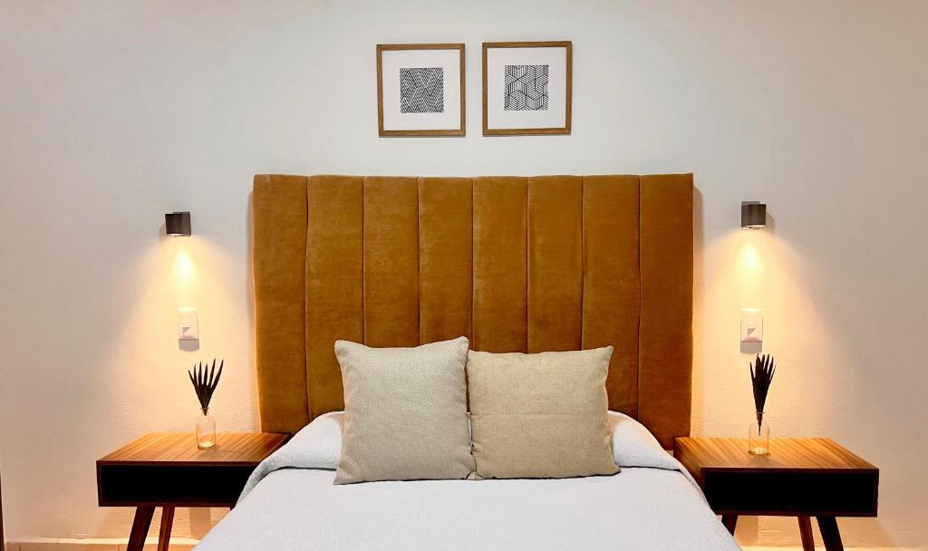 Postel nebo postele na pokoji v ubytování Suites ciento 37