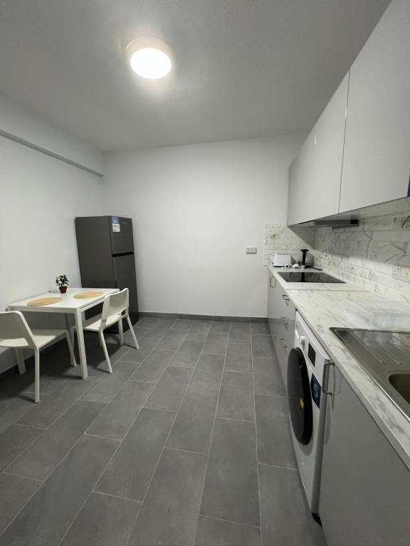 Kuchyň nebo kuchyňský kout v ubytování Tower Court rooms