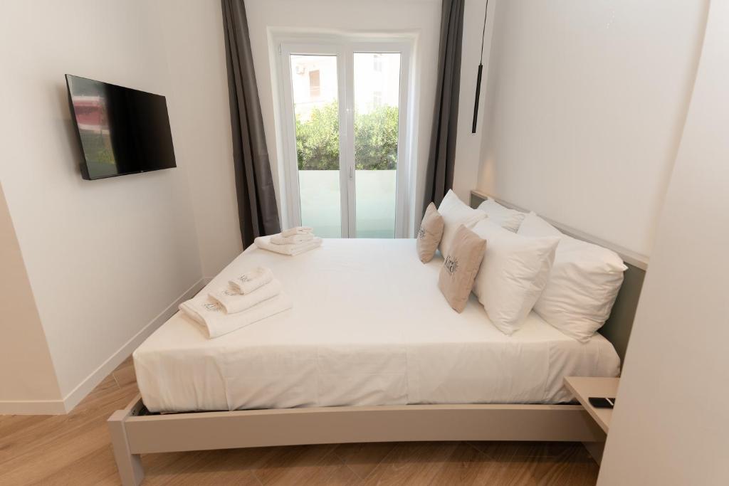 Postel nebo postele na pokoji v ubytování Kira suite and rooms
