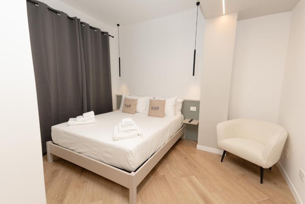 Postel nebo postele na pokoji v ubytování Kira suite and rooms