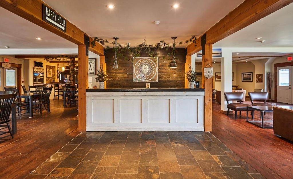 Un bar en un restaurante con mesas y sillas. en 3 Pines Lodge Muskoka, en Huntsville