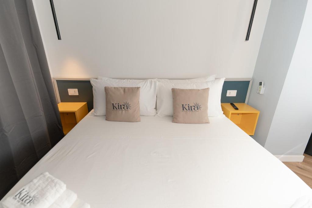 Postel nebo postele na pokoji v ubytování Kira suite and rooms
