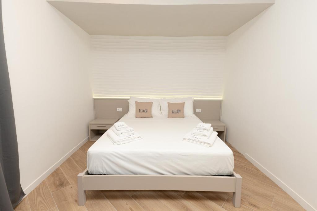 Postel nebo postele na pokoji v ubytování Kira suite and rooms