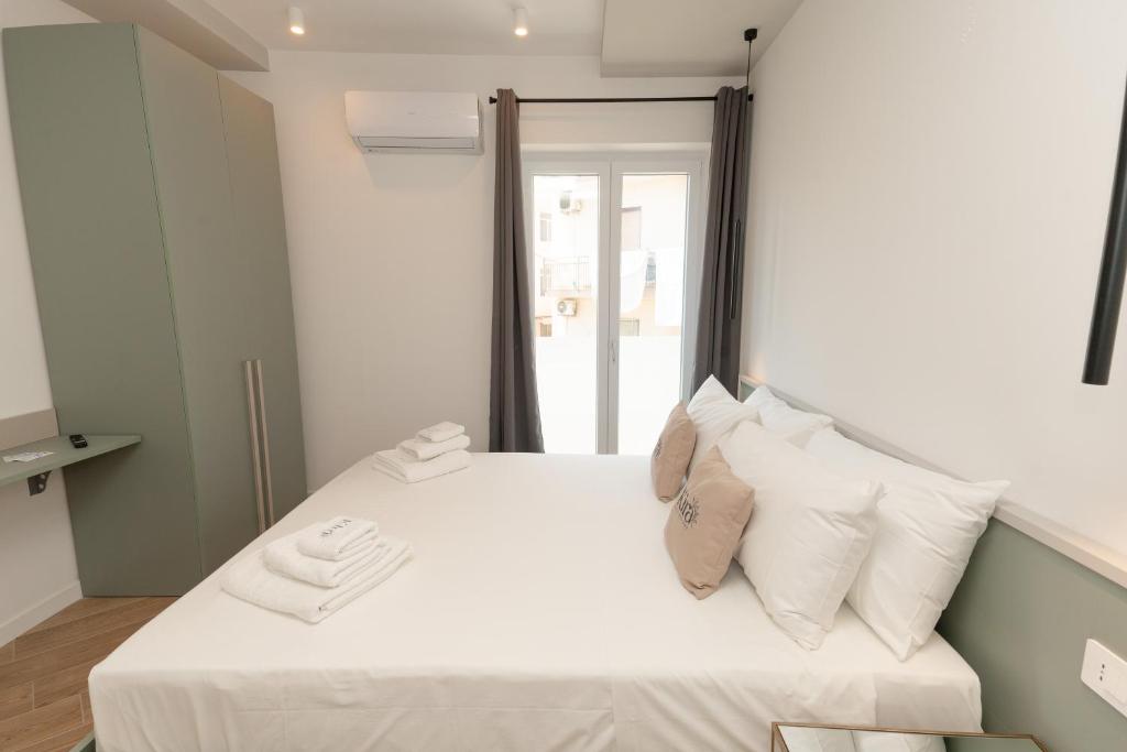 Postel nebo postele na pokoji v ubytování Kira suite and rooms