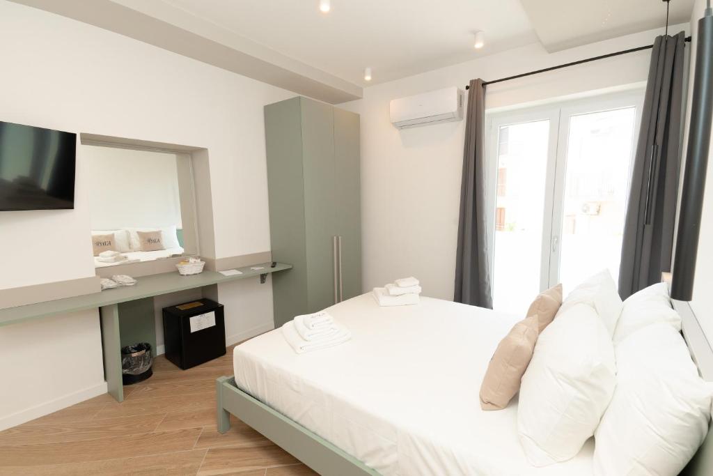 Postel nebo postele na pokoji v ubytování Kira suite and rooms