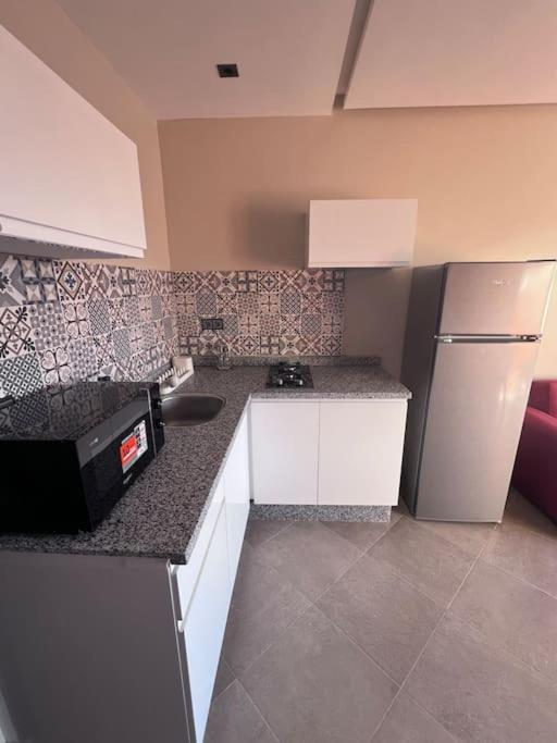 Kuchyň nebo kuchyňský kout v ubytování Appartement No 4 vue sur mer au loin