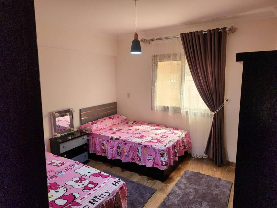 Postel nebo postele na pokoji v ubytování مدينة العبور
