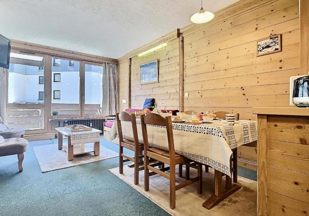 une salle à manger avec une table et des chaises dans une pièce dans l'établissement Résidence Le Pramecou - 2 Pièces pour 6 Personnes 16, à Tignes