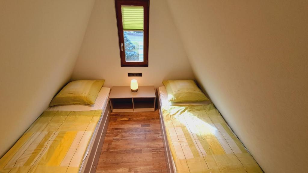 Postel nebo postele na pokoji v ubytování Finnhütte Wagner - Urlaub am Thüringer Meer