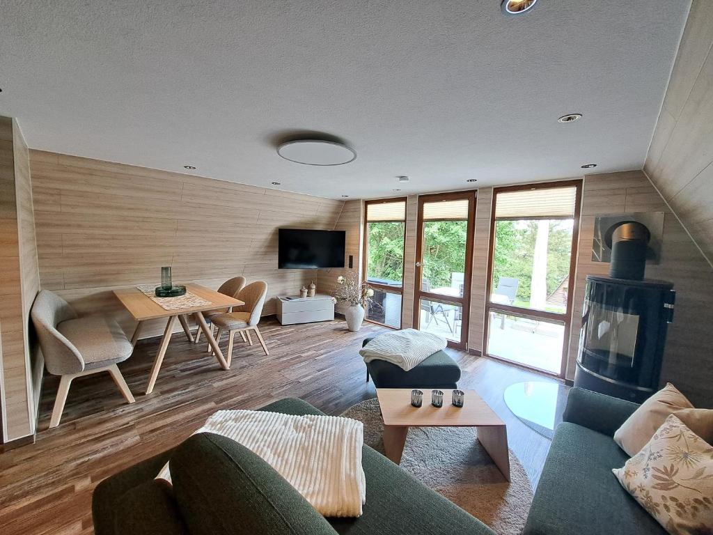 TV a/nebo společenská místnost v ubytování Finnhütte Wagner - Urlaub am Thüringer Meer