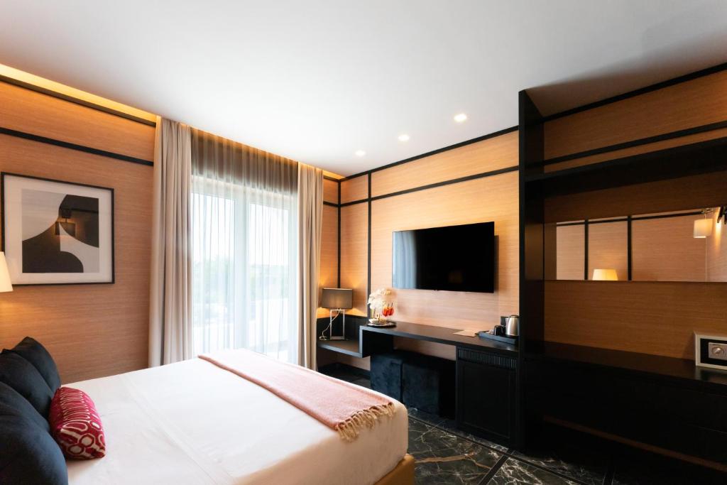 A television and/or entertainment centre at Hotel Il Gabbiano