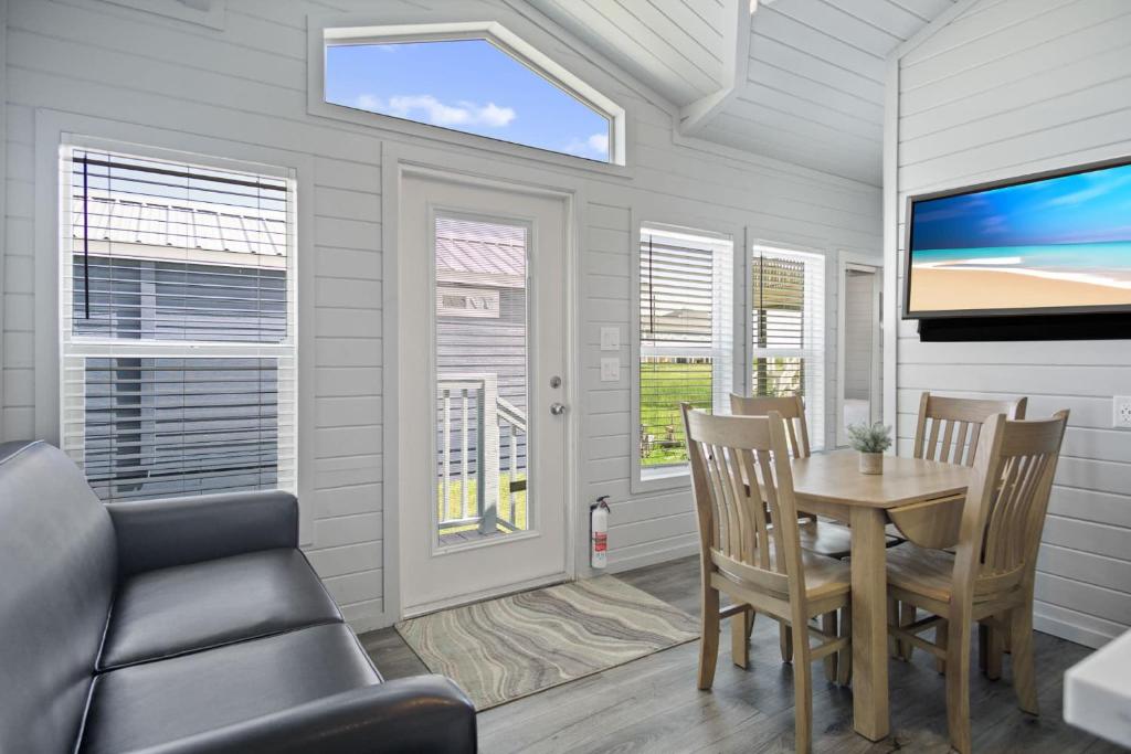 טלויזיה ו/או מרכז בידור ב-1 Block to Beach -Brand New Modern Tiny Home