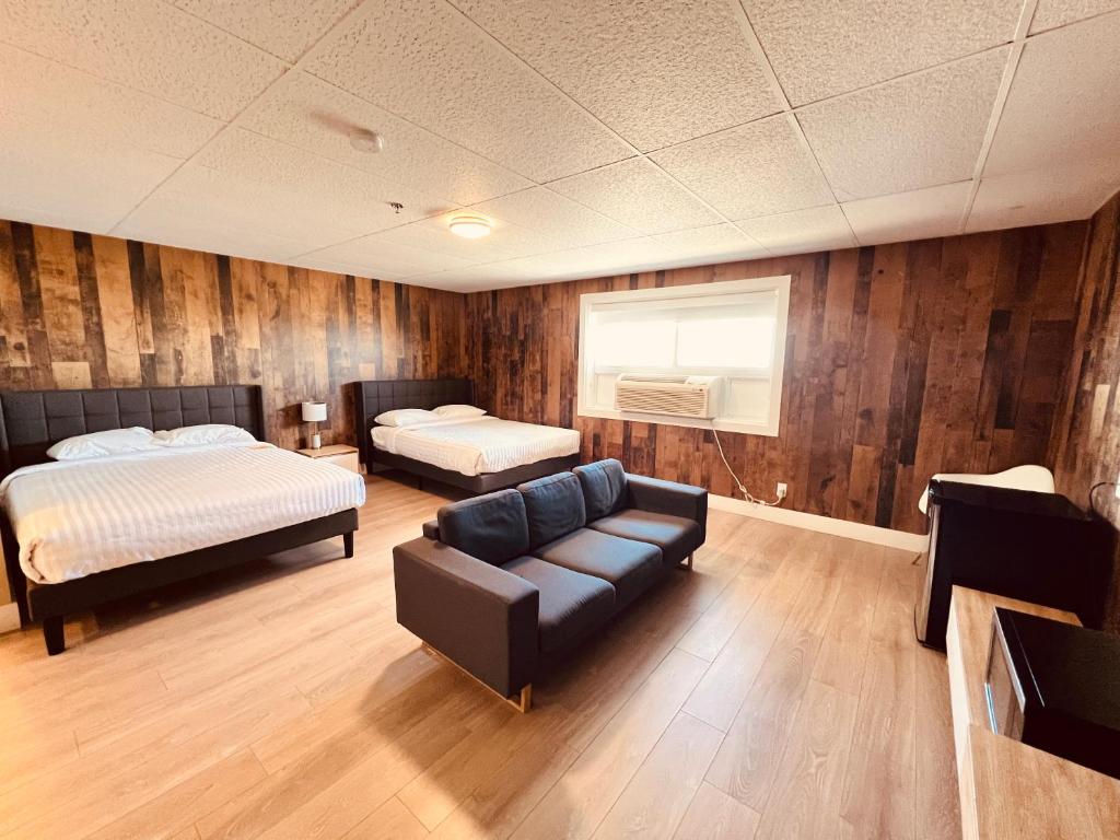 Postel nebo postele na pokoji v ubytování Camrose Le Chateau Hotel