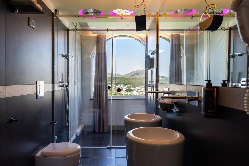 A bathroom at Hotel Il Gabbiano