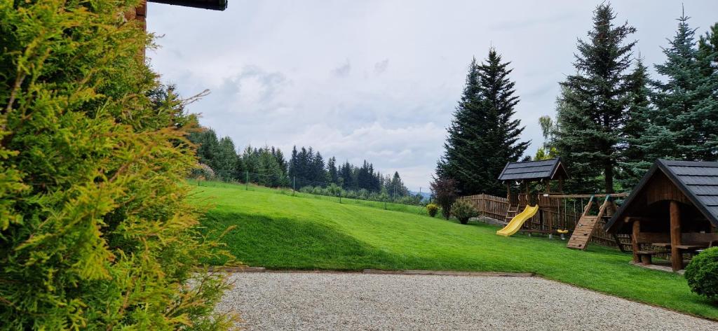 Vonkajšia záhrada v ubytovaní Domek z kominkiem Pod Limbą