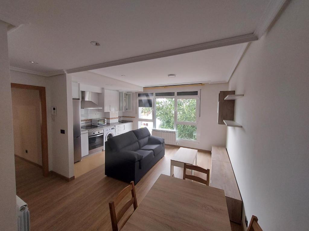 una sala de estar con un sofá y una mesa en Apartamento Xemoga, en Lugo