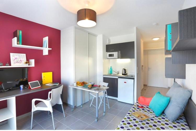 - une cuisine avec un comptoir et une table dans une pièce dans l'établissement Studio équipé au cœur de Montpellier, à Montpellier