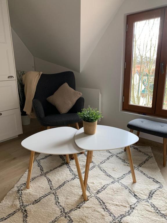 - un salon avec une table basse blanche et une chaise dans l'établissement La Tour, à Léré