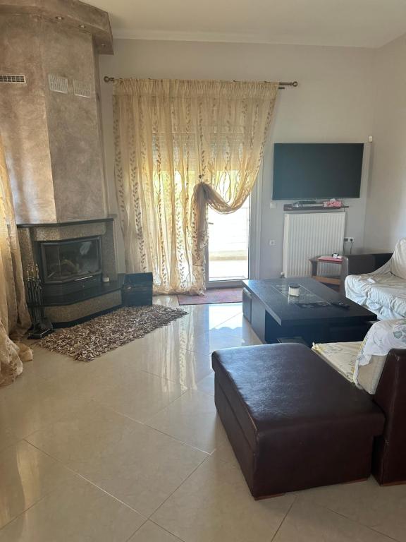 TV a/nebo společenská místnost v ubytování Katerini Family Home