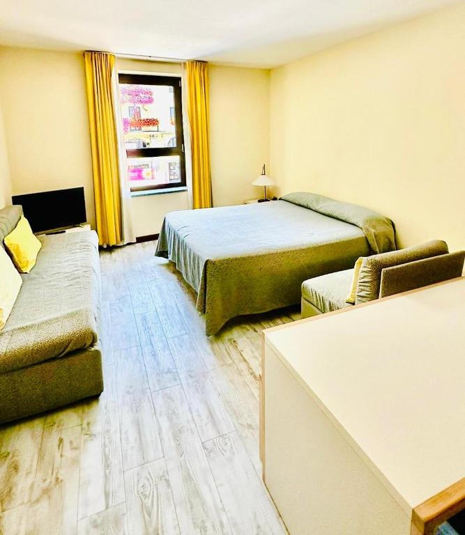 a hotel room with two beds and a couch at Universo room 213 in Pré-Saint-Didier