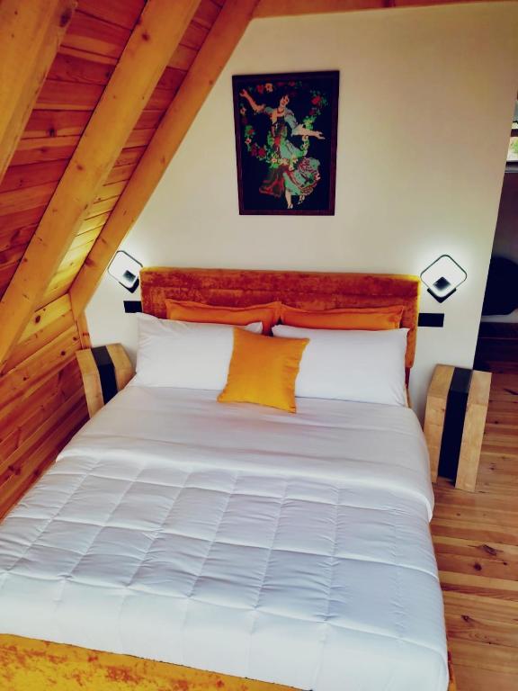 Postel nebo postele na pokoji v ubytování Guest House Astrit Villi
