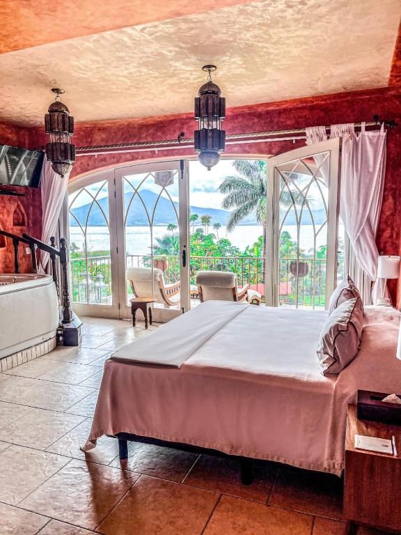 Postel nebo postele na pokoji v ubytování El Chante Spa Hotel