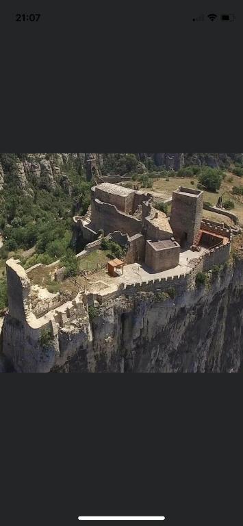 un groupe de bâtiments au sommet d'une montagne dans l'établissement La cigale des cantarelles, à Mornas