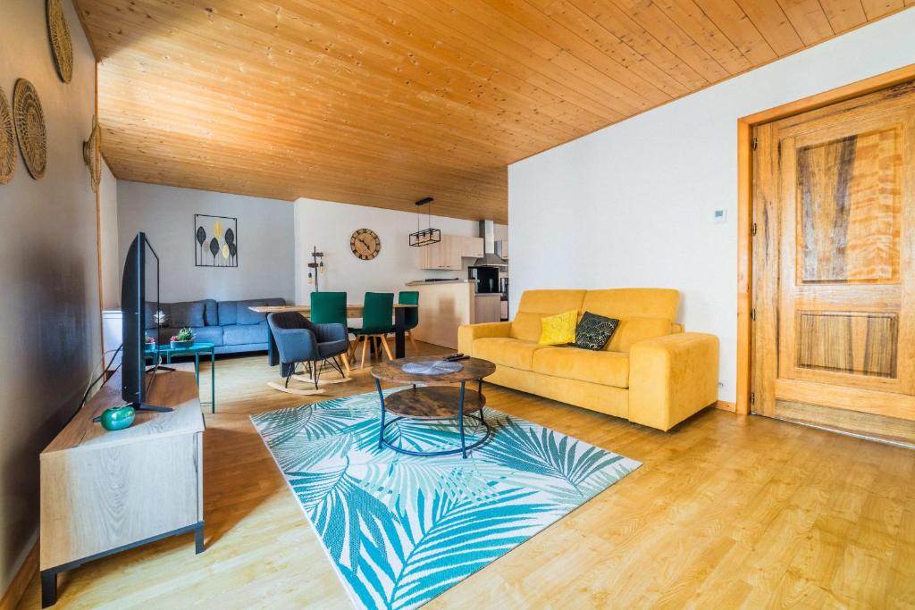 un salon avec un canapé et une table dans l'établissement Deux Chambres de Charme - 2 Chambres, à Brive-la-Gaillarde