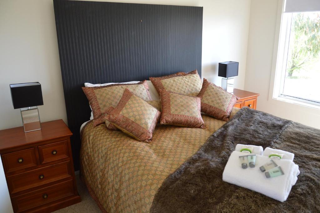 巴瑟斯特BATHURST GOLDFIELDS RESIDENCE on MOUNT PANORAMA的一间卧室，床上有两个枕头