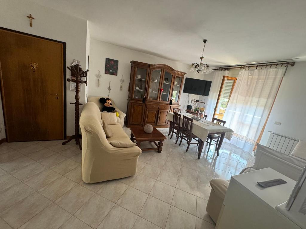 ein Mann, der auf einer Couch in einem Wohnzimmer sitzt in der Unterkunft La casa di Mihaela in Cinquale