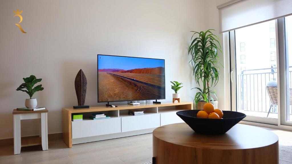 TV in/ali zabaviščno središče v nastanitvi Cozy 1BR Apartment Yas Island