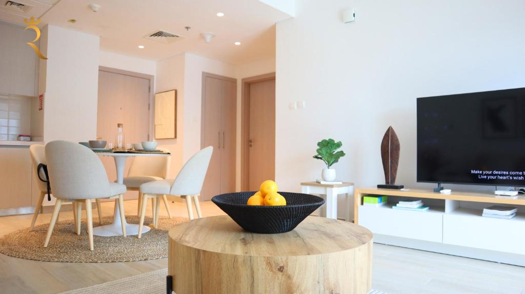 TV in/ali zabaviščno središče v nastanitvi Cozy 1BR Apartment Yas Island