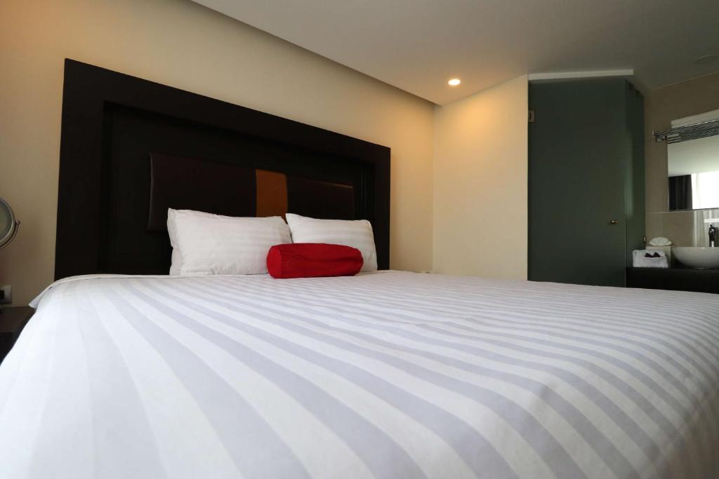 Una cama o camas en una habitación de Best Western Plus Metepec & Suites