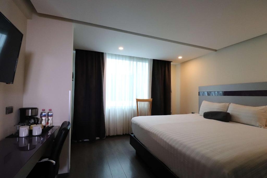 Una cama o camas en una habitación de Best Western Plus Metepec & Suites