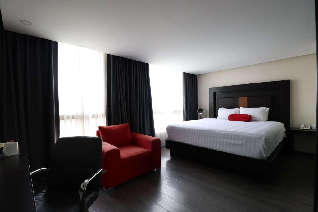 Una cama o camas en una habitación de Best Western Plus Metepec & Suites