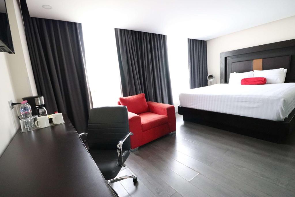 Una cama o camas en una habitación de Best Western Plus Metepec & Suites