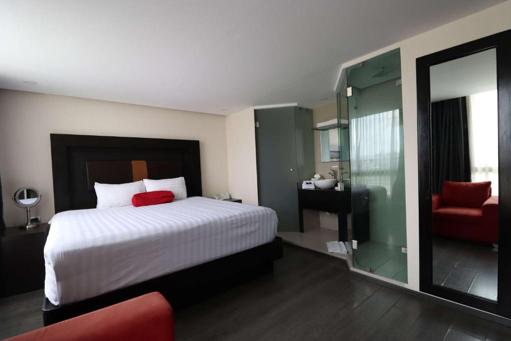 Una cama o camas en una habitación de Best Western Plus Metepec & Suites