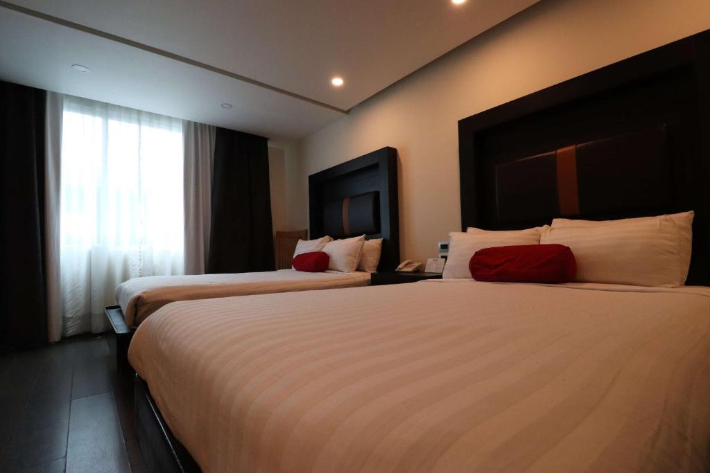 Una cama o camas en una habitación de Best Western Plus Metepec & Suites