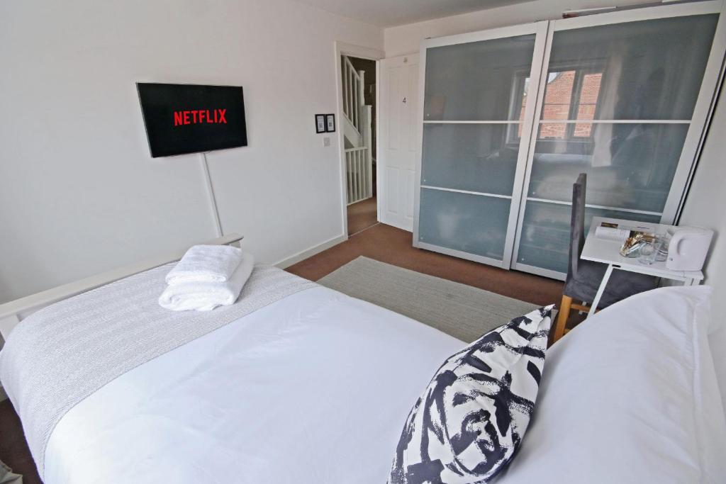Gallery image of Double Room with Parking, Kitchen, TV, Wi-Fi & Desk in Modern Townhouse, Long Eaton - Perfect for Contractors, Pilots, Business Travellers & more in Long Eaton