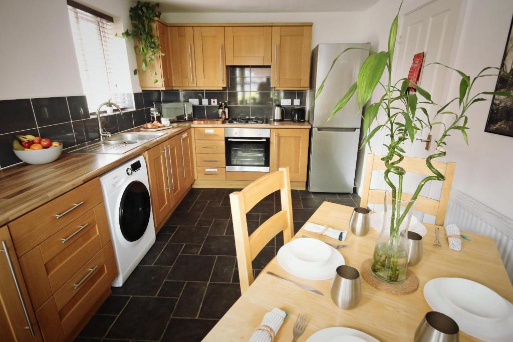 Double bed, Parking, Kitchen, TV, Wi-Fi & Desk in Modern Townhouse, Long Eaton - Perfect for Contractors, Pilots, Business Travellers & more