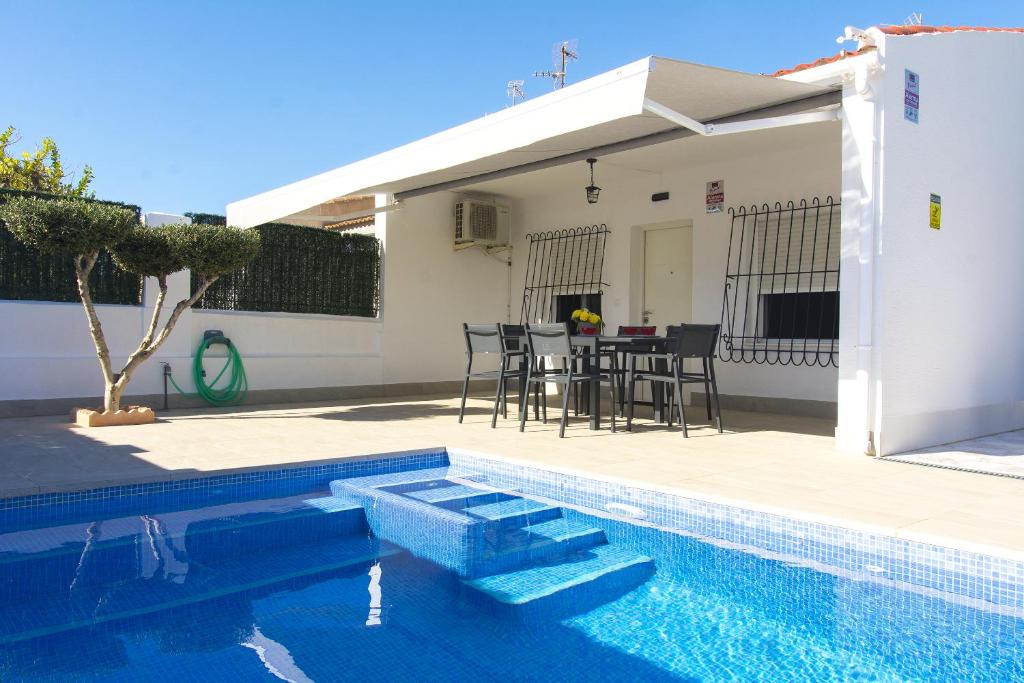 Bazén v ubytování CASA SOLEADA Piscina CLIMATIZADA y PRIVADA nebo v jeho okolí